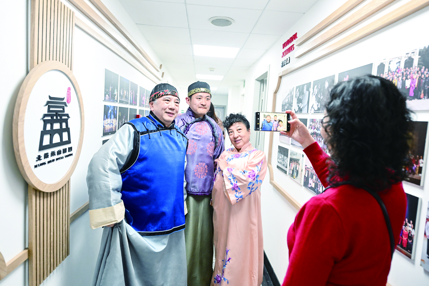 “穿越时光旋律”公共开放日活动中，戏迷参与了“同台演绎经典”“体验传统服装”“看台词猜剧名”等趣味环节