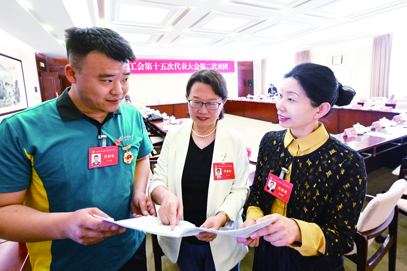 会议间隙，代表们对关心关爱新就业形态劳动者相关话题展开讨论