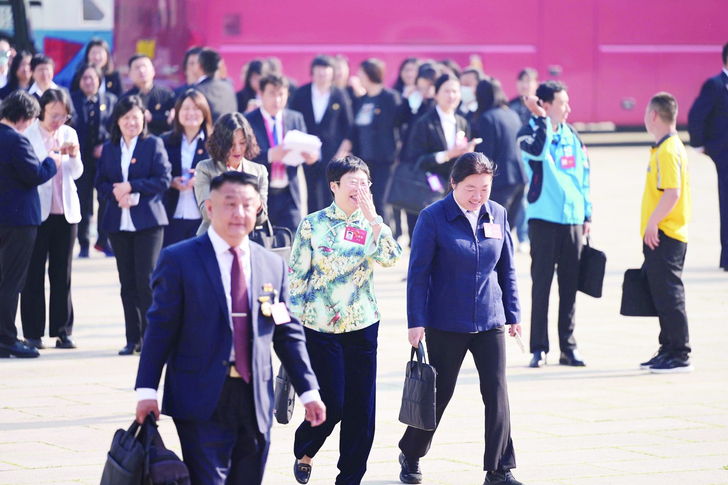 代表们信心满怀步入会场