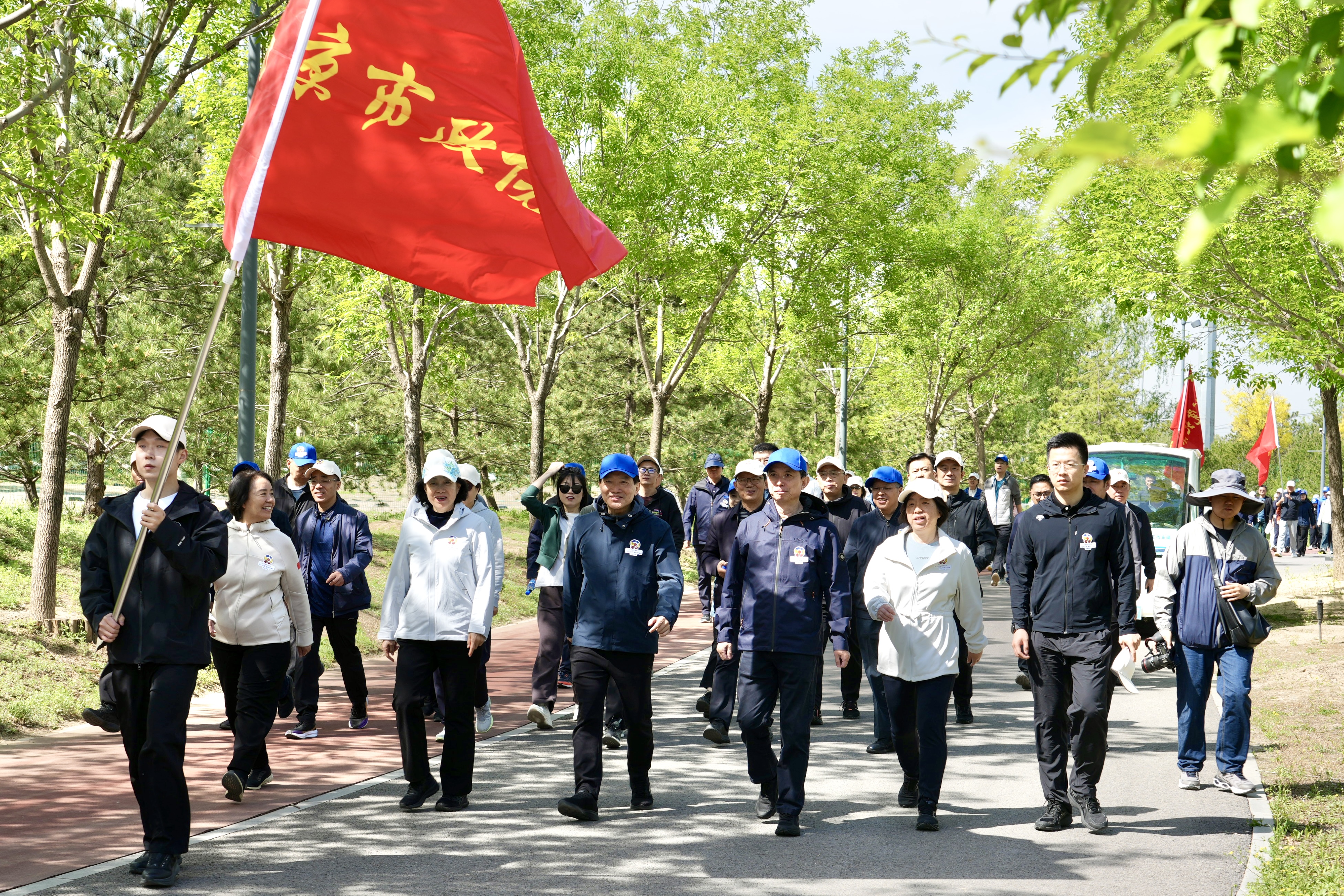 本次长走选址的温榆河公园，曾是砂石坑和荒地，如今蝶变为蓝绿交织、鸟语花香的立体生态空间，是首都最大“绿肺”之一。活动中，委员们沿途参观湿地修复区、生物多样性观测站等生态治理成果，目睹昔日荒滩变身“候鸟驿站”，感受首都生态空间“美丽画卷”。